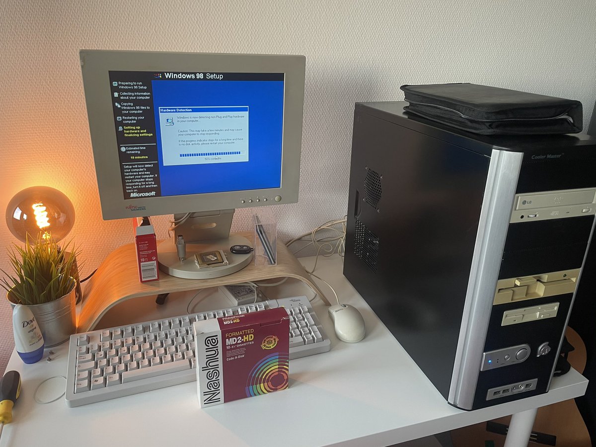 nohaynovela's tweet photo. We are doing #win98se stuff today... #retro #floppy #HD #NASHUA https://t.co/8fteRMzDWG