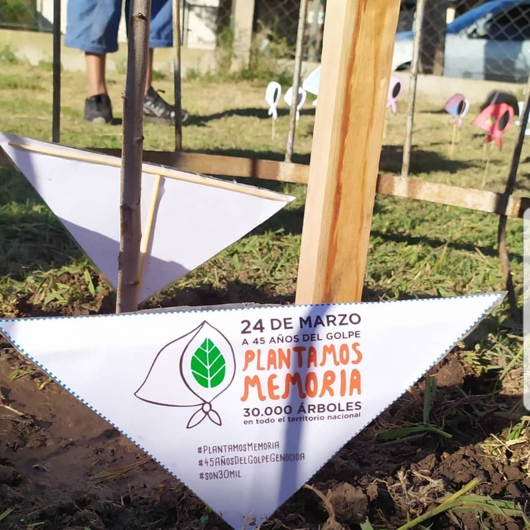 "PLANTAMOS MEMORIA" 🌳

➡️ La Comuna de Arequito, en el día de ayer organizó la actividad “Sembrar Memoria” en el Centro de Día Rayito de Sol, con motivo de conmemorarse hoy 24 de marzo el "Día Nacional de la Memoria, por la Verdad y la Justicia". @comunadearequito