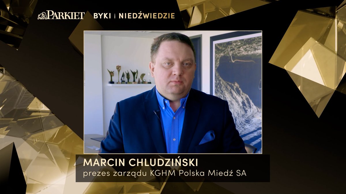 Parkietcom's tweet photo. Nagrodę „Byki i Niedźwiedzie” w kategorii „Spółka Roku z Indeksu WIG20” otrzymuje @kghm_sa. Kurs spółki wydobywczej wzrósł w zeszłym roku o 90 proc., jednak to bardzo dobre wyniki operacyjne skłoniły kapitułę do wręczenia nagrody. https://t.co/oTZgOyel1Q