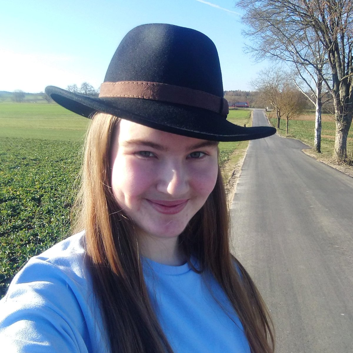 Frühling👸🏼☀️
.
First time going for a walk without a jacket this year and smiling together with the sun, enjoying the warm weather : )
.
#happy #spring #naturelove  #nature #spaziergang #walk #joy #flowergirl #naturegirl #glücklich #glück #lucky #genießedasleben #enjoy #enjoylive