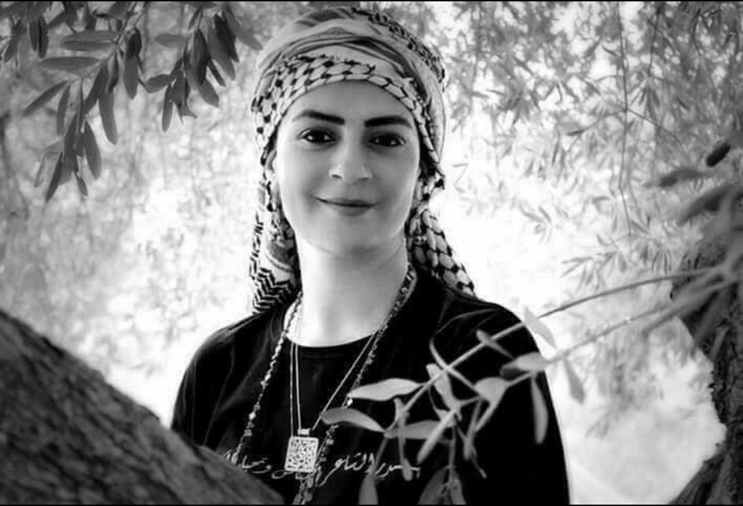 rawan_hajali's tweet photo. كان اخر ما كتبته #ريم_بنا قبل وفاتها

بالأمس .. كنت أحاول تخفيف وطأة هذه المعاناة القاسية على أولادي ..
فكان علي أن أخترع سيناريو  ..
فقلت ...
لا تخافوا .. هذا الجسد كقميص رثّ .. لا يدوم ..
حين أخلعه ..
سأهرب خلسة من بين الورد المسجّى في الصندوق .. https://t.co/pI34Evykk5