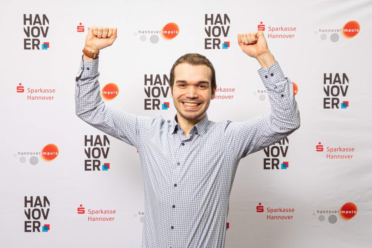 hannoverimpuls's tweet photo. Und weiter geht´s mit dem 3. Platz im Hauptpreis. Den holen sich in diesem Jahr die beiden Gründer von Flexxter GmbH mit ihrer betriebsübergreifenden Planungs- und Abstimmungssoftware für alle Projektbeteiligten. Der Preis ist mit 11.000 € dotiert. Glückwunsch! #startupimpuls https://t.co/DTrSiwYqq6
