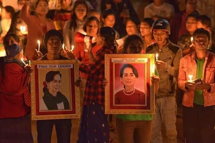 moe_naymin's tweet photo. #Mogyoke #nightprotest against #Myanmar #junta or #militarycoupinMyanmar
#mar24coup 
#MilkTeaAlliace 
#WhatsHappeninglnMyanmar 
#WhatsHappeningInMyanmarNow 
#SaveMyanmar 
#JusticeForMyanmar https://t.co/c9ufHzUWuZ