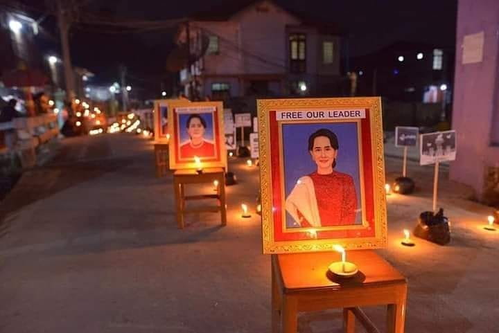 moe_naymin's tweet photo. #Mogyoke #nightprotest against #Myanmar #junta or #militarycoupinMyanmar
#mar24coup 
#MilkTeaAlliace 
#WhatsHappeninglnMyanmar 
#WhatsHappeningInMyanmarNow 
#SaveMyanmar 
#JusticeForMyanmar https://t.co/c9ufHzUWuZ