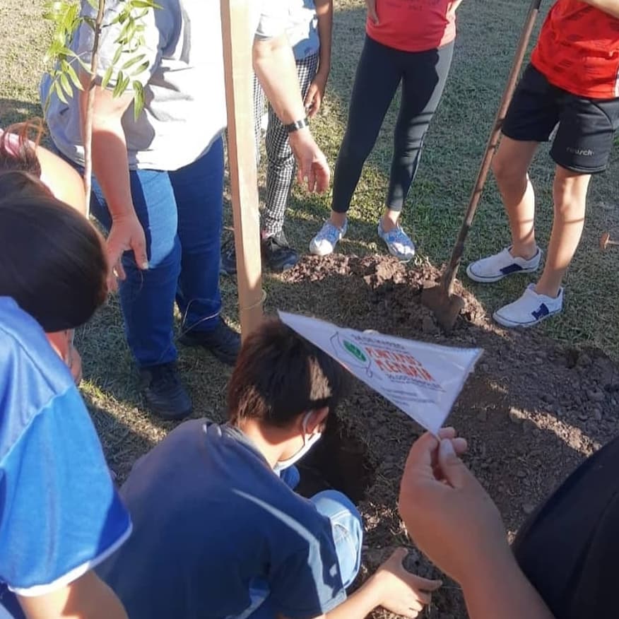ambienteareq's tweet photo. "PLANTAMOS MEMORIA" 🌳

➡️ La Comuna de Arequito, en el día de ayer organizó la actividad “Sembrar Memoria” en el Centro de Día Rayito de Sol, con motivo de conmemorarse hoy 24 de marzo el "Día Nacional de la Memoria, por la Verdad y la Justicia". @comunadearequito https://t.co/n9nesDo1li