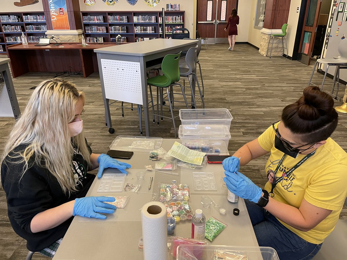 PHS_TheNest's tweet image. Exploring our new epoxy resin kit and brainstorming ways our students can use it with @TalonTechPHS member Jessi. Stop by anytime to see our final products!