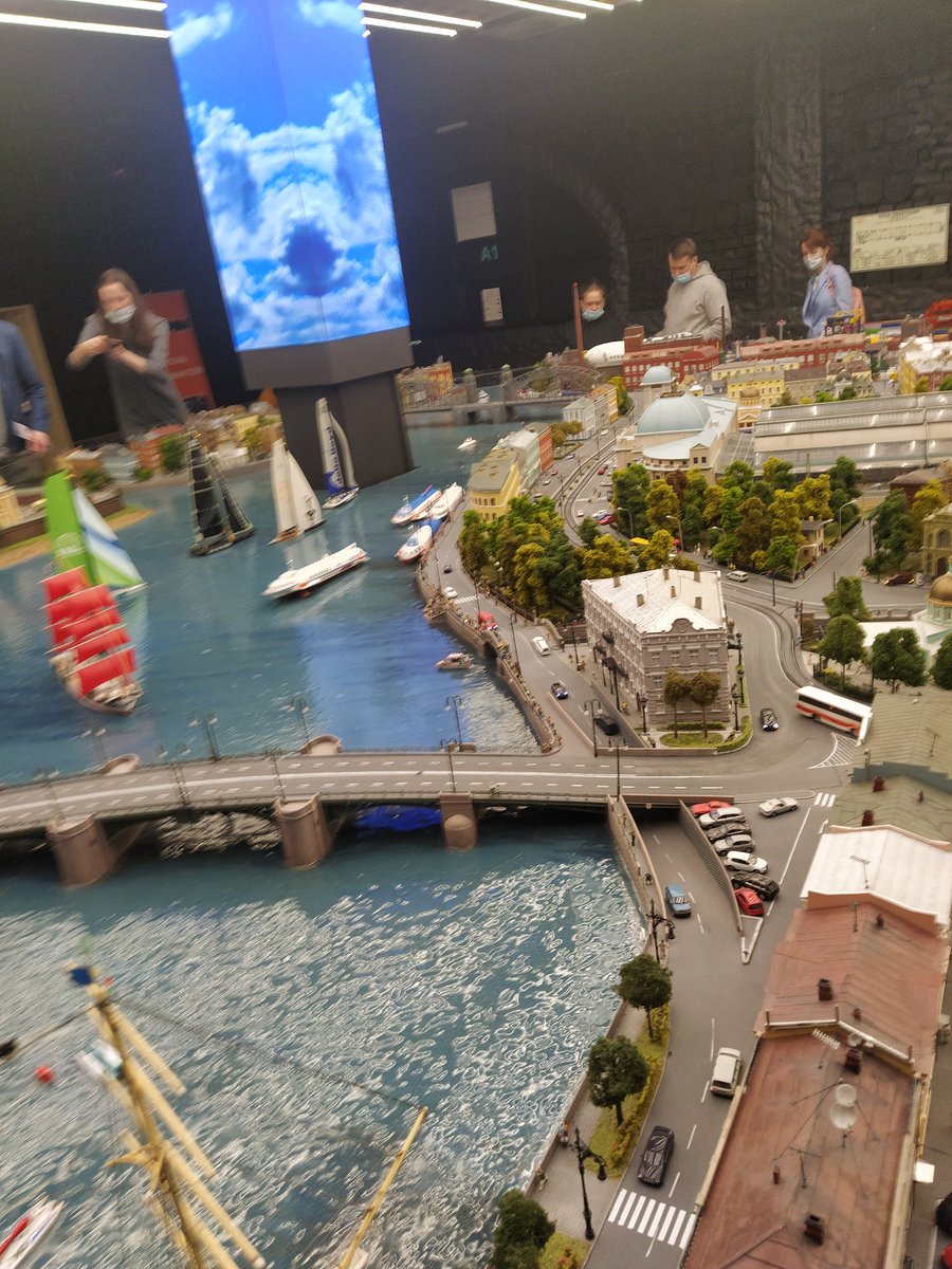 Сегодня были в музее "Гранд макет"
Очень зрелищно, особенно для детей ( но я их обламывала и жала на все кнопки запуска моделек первой)
В общем будете в Петербурге- рекомендую)
А ещё автор с юмором😂