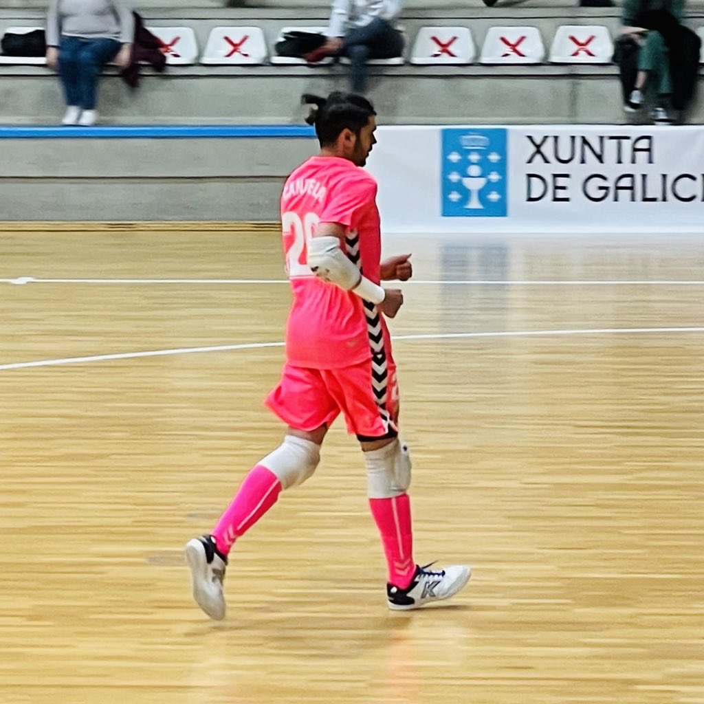 elchecfsala's tweet photo. 🆙🙌 𝐷𝐴𝑉𝐼𝐷 𝐶𝐴𝑁𝐷𝐸𝐿𝐴

El portero de la #CanteraECFSala debutó el pasado viernes en Santiago con el Primer Equipo.

¡Una gran actuación, @DavidCandelaCa2! ¡Enhorabuena! 💚 https://t.co/bDEgzCG6it