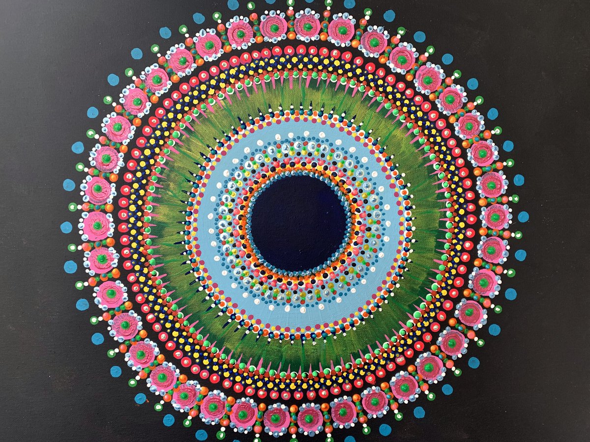 LolaGayleC's tweet photo. Did some meditation this morning. Waiting on the wet dots to dry so I don't smoooodge em.

#Krylon #Arteza #PlaidCrafts #FolkArt #AppleBarrel #Liquitex #Michaels #ArtistsLoft #MagicFly #PolyMark #RoseArt #glitter #mandala #art #artist https://t.co/TQX2wRvAib
