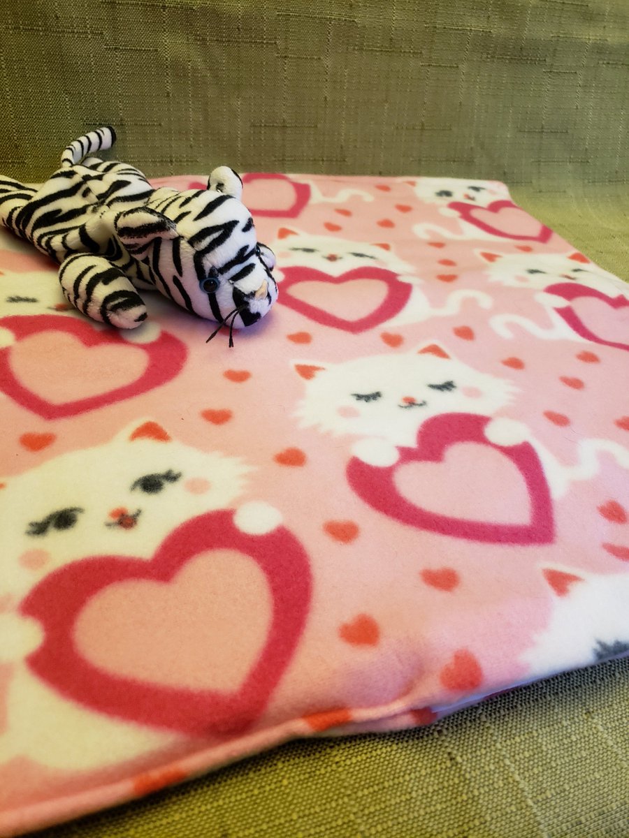 quilts_more's tweet photo. Fleece Cat Mat, Kitty Blanket, Catnip Toy, Washable, Reversible, White Kitties, Pink Hearts, Kitten Blanket, Cat Carrier Blanket, Blanket https://t.co/ZDcXx0u7uP #Etsy #ImagineQuiltsAndMore #KittyBlanket https://t.co/KQN5920m4I