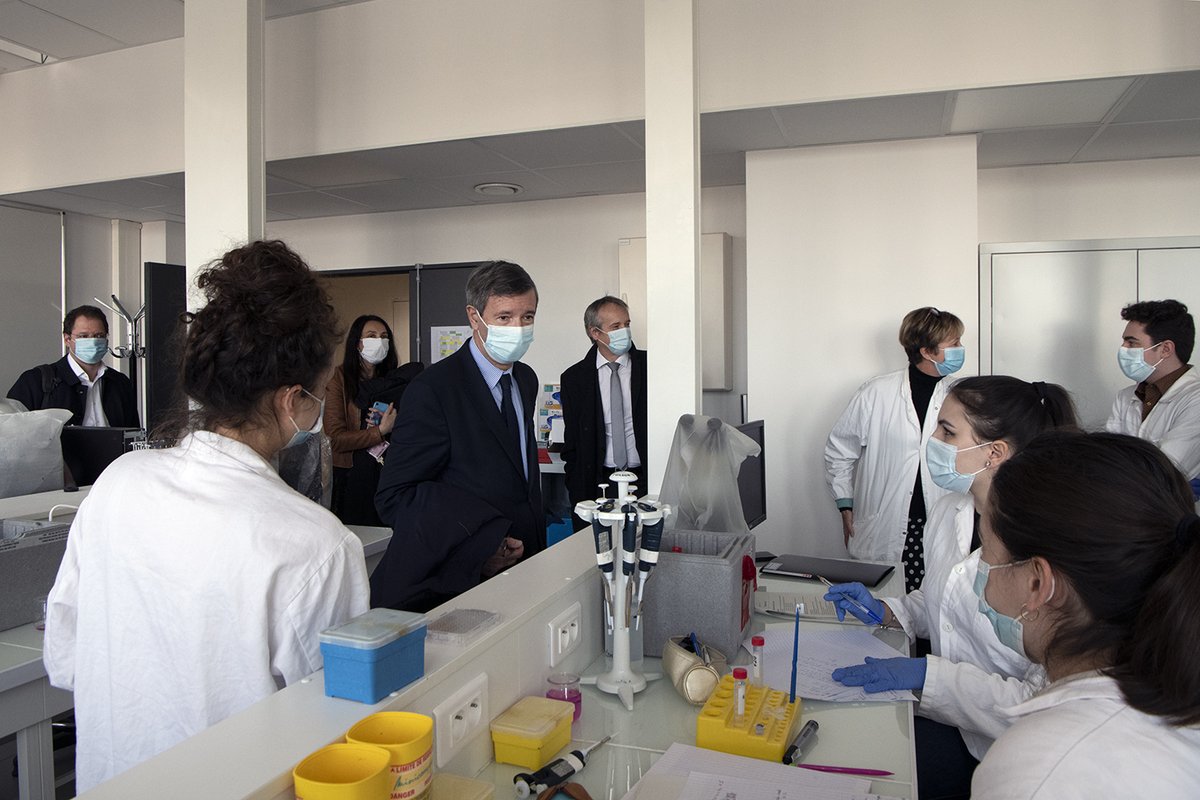 UnivLyon1's tweet photo. Ce matin, visite du recteur de l'@academielyon @Pr_FredFleury sur le campus de l'@UnivLyon1. 

Sujets clés : reprise des cours, continuité pédagogique, respect des protocoles sanitaires. Le retour des étudiants sur site est en cours, avec l'espoir d'augmenter les effectifs ! https://t.co/HVoK9ajxti