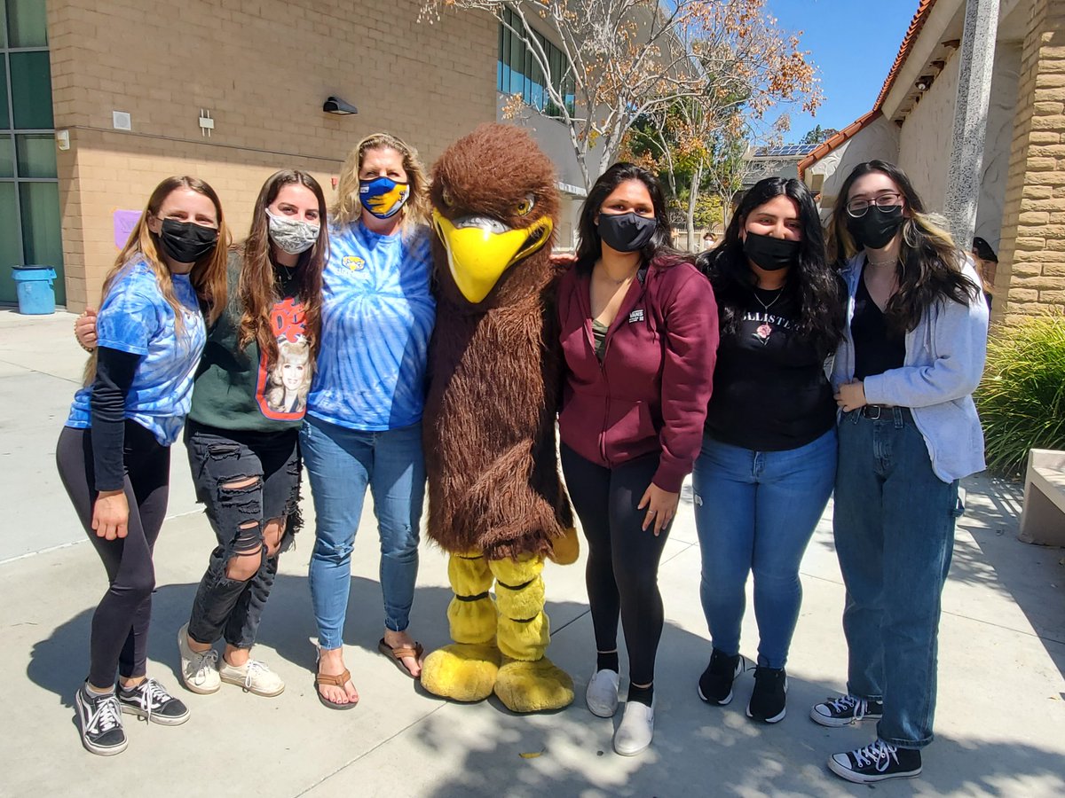 MRSBOGES's tweet photo. Welcome Back Seniors! @sp_asb had a great day welcoming you on campus in the morning and celebrating our last day before Spring Break with lunchtime games, ice cream sandwiches, and our beloved Eagle! #MoreThanASchool https://t.co/1IHzLQ2BcT