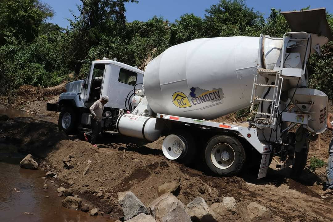 alcaldiarmenia's tweet photo. PUENTE LOS MANGOS.
Seguimos trabajando por el desarrollo de Armenia, actualmente se realizan actividades de cimentación de zapata, con lodocreto ciclopeo el cual dara soporte estructural a los estribos del puente, se realiza extraccion de agua con un promedio de 150 m3 diario. https://t.co/fQEX2hYAi4