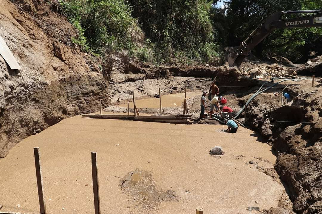alcaldiarmenia's tweet photo. PUENTE LOS MANGOS.
Seguimos trabajando por el desarrollo de Armenia, actualmente se realizan actividades de cimentación de zapata, con lodocreto ciclopeo el cual dara soporte estructural a los estribos del puente, se realiza extraccion de agua con un promedio de 150 m3 diario. https://t.co/fQEX2hYAi4