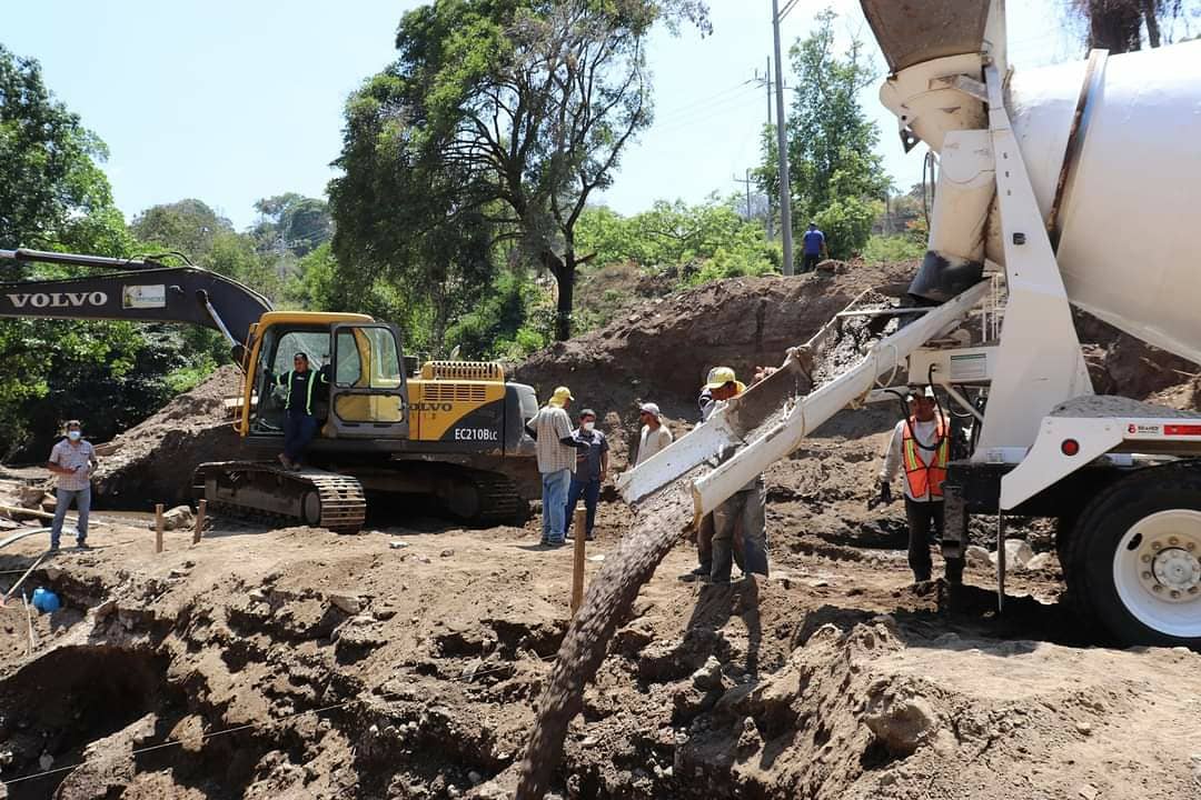 alcaldiarmenia's tweet photo. PUENTE LOS MANGOS.
Seguimos trabajando por el desarrollo de Armenia, actualmente se realizan actividades de cimentación de zapata, con lodocreto ciclopeo el cual dara soporte estructural a los estribos del puente, se realiza extraccion de agua con un promedio de 150 m3 diario. https://t.co/fQEX2hYAi4