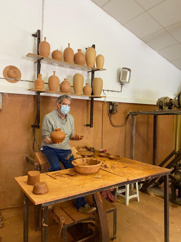 EscolaGiralt's tweet image. Els mitjans i els petits han començat la setmana cultural amb una sortida!! 

Els més petits han anat a la @Lagranjaescola  i els mitjans a la fàbrica de xocolata de @simoncoll_ 

Han gaudit moltíssim d’aquesta experiència!!