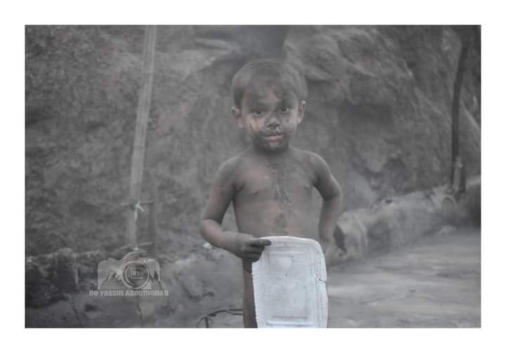 It is me who lost everything .Now even there is no clothes to wrap my body.

 A very young child was playing with a cover of the meal packet  in his shelter . 

#HelpRohingya #emergency #Fire #disaster 
24-03.21