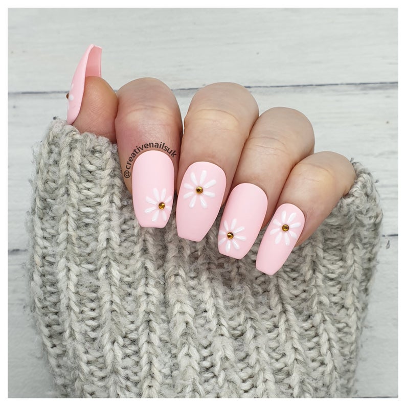 CreativeNailsUK's tweet photo. @life_withrach Hey Rachael! ☺️ I'm Amy and I sell hand painted press on false nail sets 💅✨ There is a variety of designs to choose from, and lots of nail shapes and lengths available so you can customise your order! I would love the chance to be featured 🥰

https://t.co/GJ49TQ6fur https://t.co/35NNCNa15c