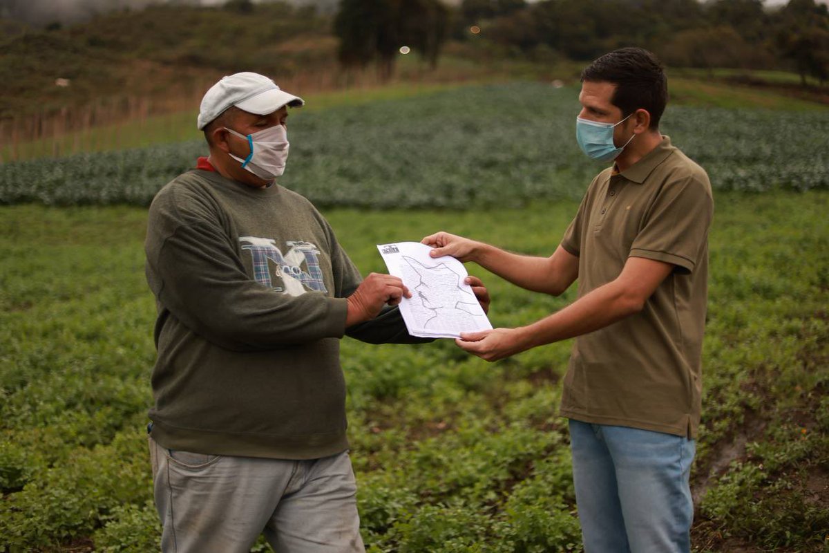INTi_Venezuela's tweet photo. ¡Justicia social! 

Con la entrega de la titularidad de más de 12ha al señor Carlos, sumamos 2.655 instrumentos entregados en el estado La Guaira para seguir fortaleciendo la producción de la región central del país. https://t.co/yswdmPzYSs