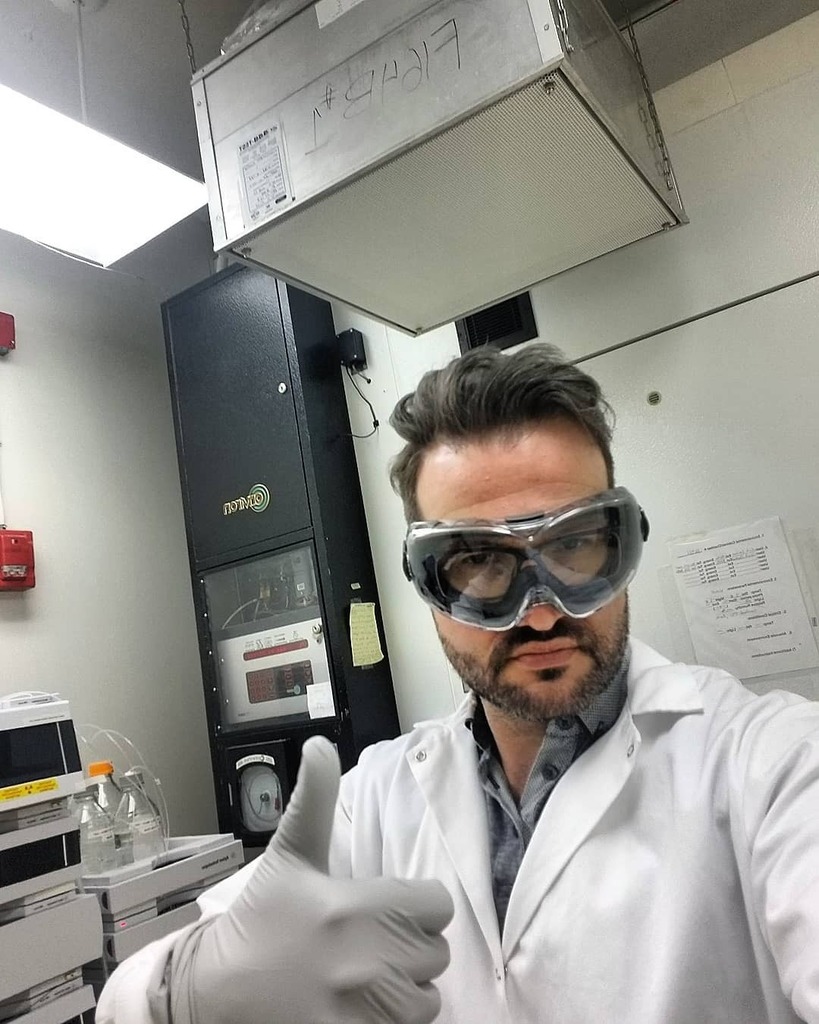 waterik_'s tweet image. Just over here doing science stuff. #backinthelab 

#glfcscience #nrcansci #wetlab instagr.am/p/CM0ZDoXBCFe/