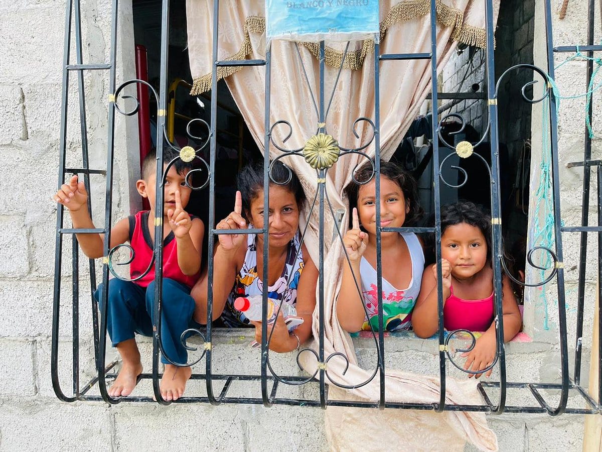Crearemos el programa de becas "Más Gratuidad" para que estudiantes de escasos recursos estudien en universidades cofinanciadas.
#ContigoConTodosAhora  
<a href="/ecuarauz/">Andrés Arauz</a>
 <a href="/MashiRafael/">Rafael Correa</a>
 <a href="/RonnyAleagaS/">Ronny Aleaga Santos</a>
 <a href="/rabascallcarlos/">Carlos Rabascall</a>