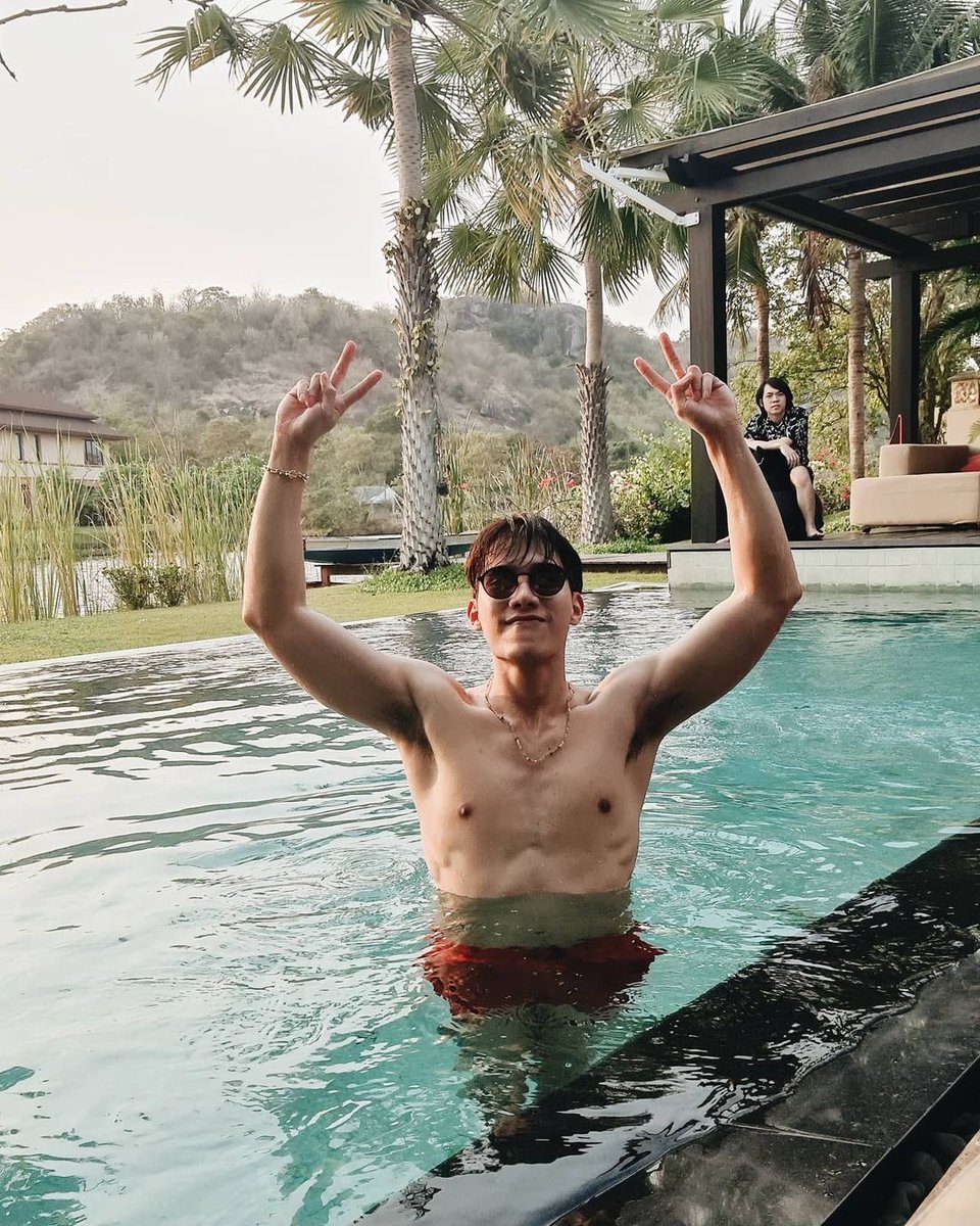 MoonU35's tweet photo. [ Tul_pakorn Instagram ]

“จะใกล้วัยไหนทำอะไรพี่ก็เท่ห์ที่สุด🥺❤️”

สถาปนิกทำอะไร​ ในวัยใกล้สามสิบ​ 😎😂
ใช่ครับ....เราต่อแขนเป็นรูปหัวใจ
PAT4 รุ่นแรกปะล่ะ55555
11​ years of friendship and draftman-ship
.
#ArchCUstu78
#stu78

#Tul_Pakorn #ตุลย์ภากร https://t.co/ScinY9F54p