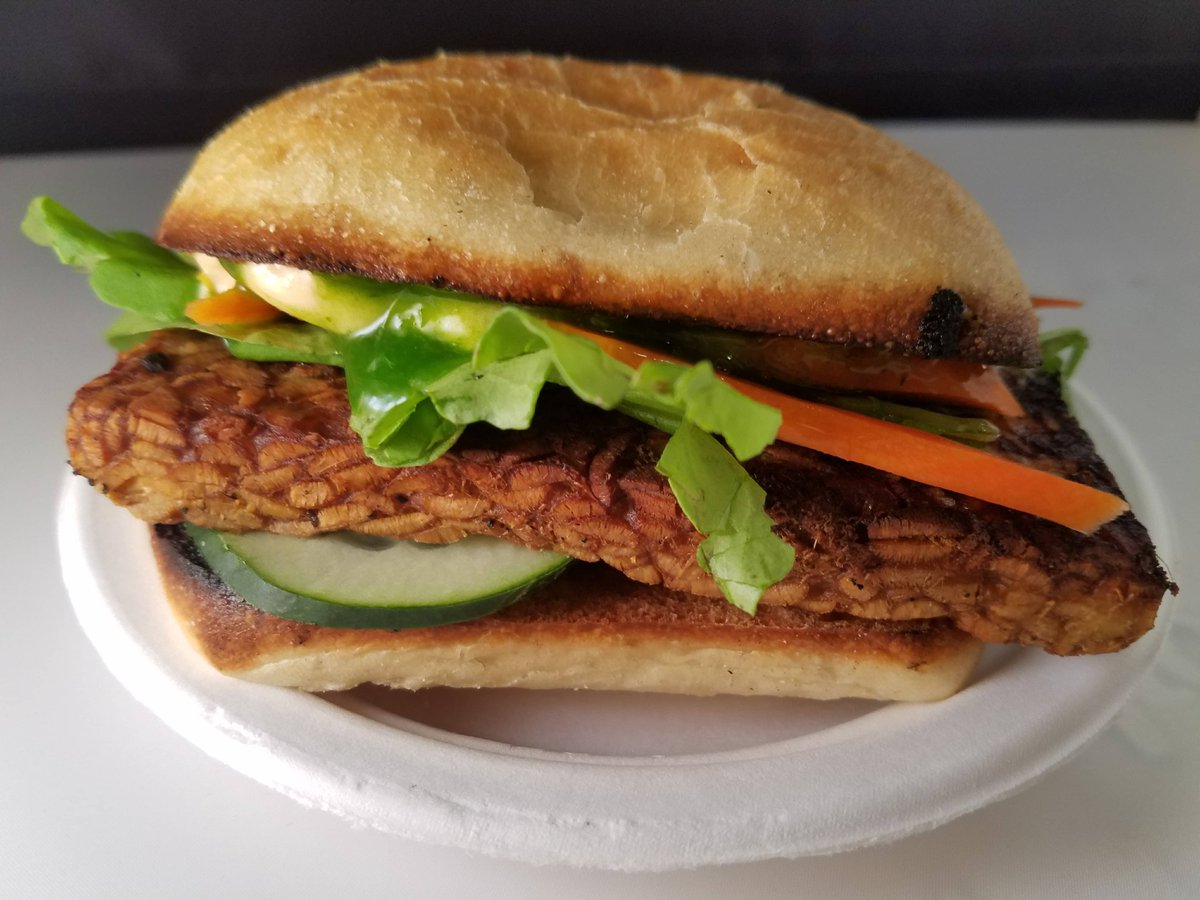 kickshaws808's tweet photo. I forgot to mention this week's #vegan option on our menu. We've got our Tempting #Tempeh #BanhMi #notyourordinarytruckinfood #followyourbelly #foodie #getinmybelly #delicious #foodtrucklife #luckywelivekauai #lunch #hawaii #scienceforwardfood #supportlocal #mahalo https://t.co/xXyp4VRUWx