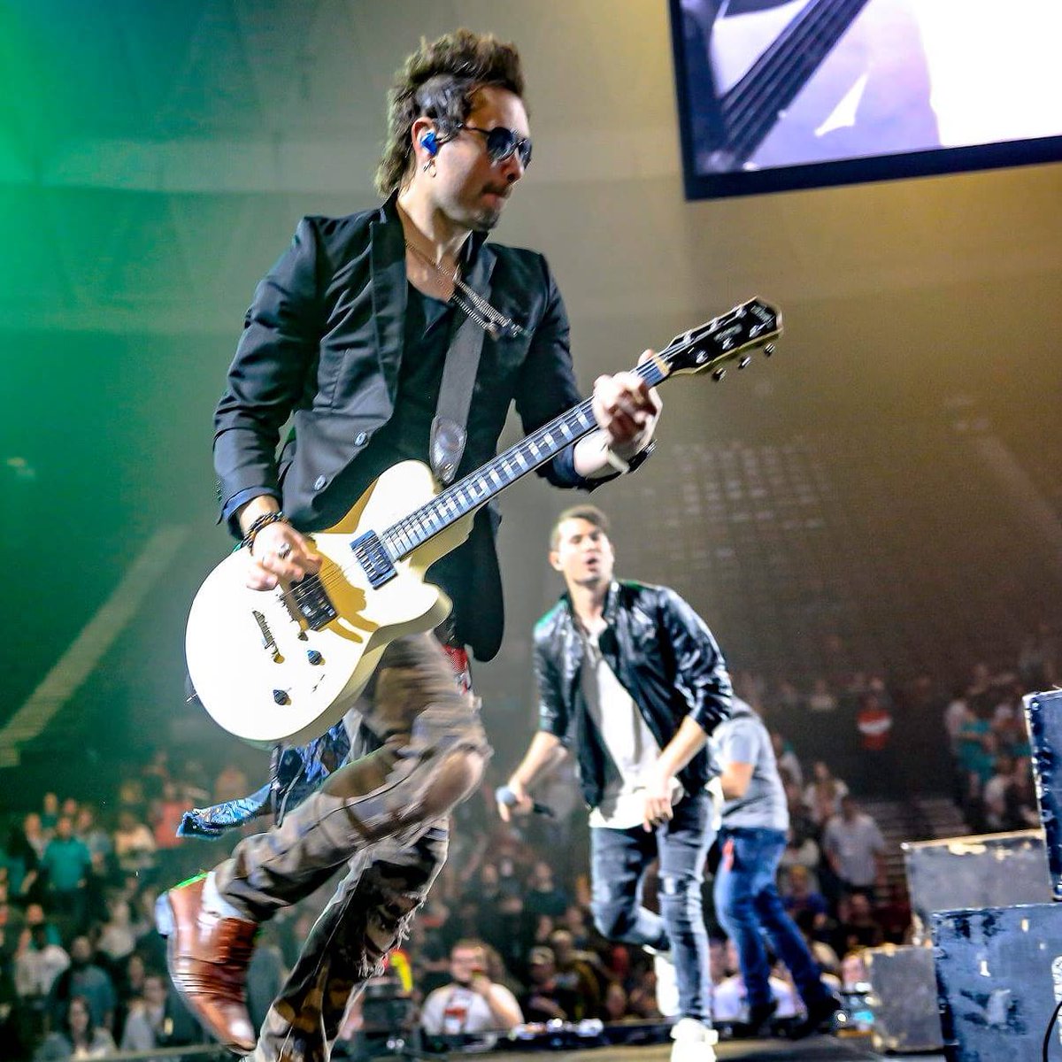 ManicDrive's tweet photo. Catch us if you can... we're a Rock N Roll band. 🤘😁🔥🔥🔥 #liveshows #conerts ...we are not made of gingerbread...so if you do catch us, DON'T EAT US!!! #newmusic #comingsoon
https://t.co/XhVFlUfvJF https://t.co/rL76M2Grbb