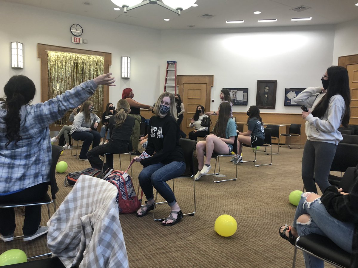 sigmaalpha_uiuc's tweet photo. We were finally able to see a few sisters in person for our first hybrid (zoom &amp; in person) chapter on Monday! We feel very lucky to have seen a few of our sisters while being able to stay safe due to social distancing and building access granted with the Safer Illinois App. 💛💚 https://t.co/pvNVEeNBcw