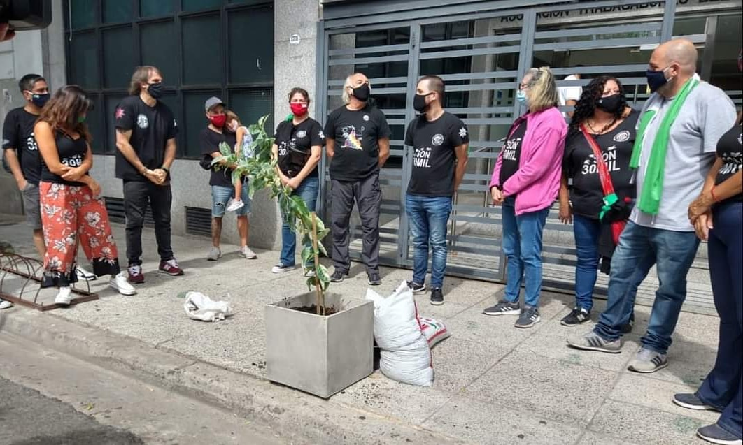 JuntaMAyEP's tweet photo. Hoy en ATE Capital  #PlantamosMemoria, en recuerdo a todxs los compañerxs caídos por luchar por un país más justo. A 45 años del Golpe Genocida, seguimos pidiendo #MemoriaVerdaYJusticia.

#Son30Mi
#45AñosDelGolpeGenocida
#PlantarMemoria https://t.co/JabK6C499J