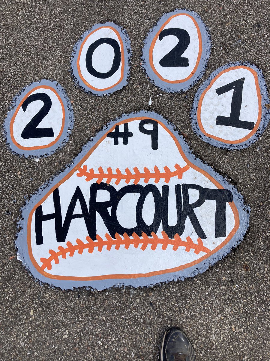 LovelandFastpi1's tweet photo. Our 2 seniors have completed another senior tradition at LHS.
@Jerrah84 @lmhetteberg
#tigerpaws #softball https://t.co/ujHG7c50AO