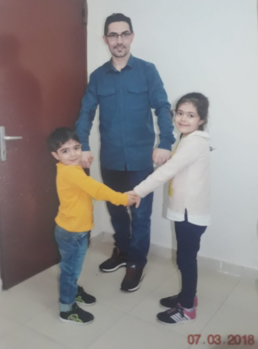 sevincozarslan's tweet photo. Tutuklu avukat Arif Özer'in eşi: 

"Çocuklar oranın cezaevi olduğu anlamasınlar diye eşim onlarla oyun oynardı. Yağ satarım oynuyorlar bu karede. ‘Baba gitme, bizimle gel’ diye o gördüğünüz kapı çok yumruklandı." 

Bu insan mı terörist? @adalet_bakanlik 

Harbiyeliİçin BMkararı https://t.co/5Oyrvqrbwo