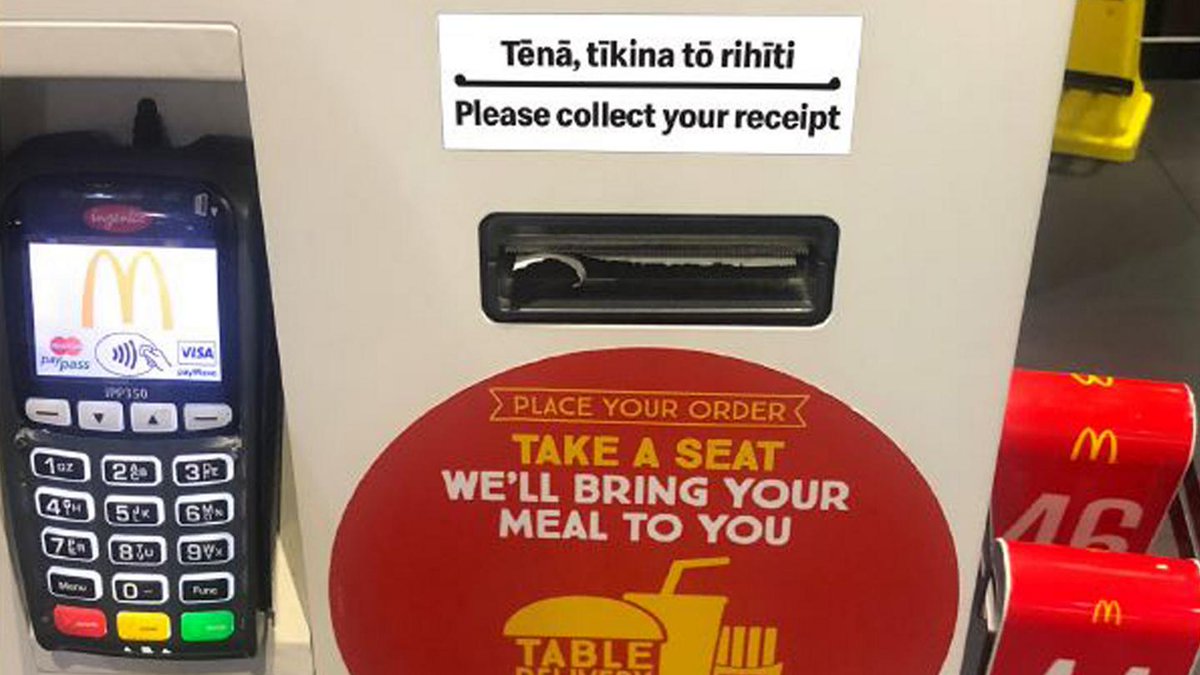 A McDonald's kiosk in New Zealand with instructions in Māori and English.