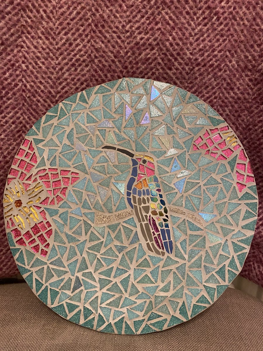 TrishGlenn's tweet photo. Ta da! I love how mosaics look different in different light, the way they catch the eye and sparkle or look more subtle and subdued. A mango hummingbird made for a dear friend with love. #lockdowntherapy https://t.co/g8jP8uRqwu