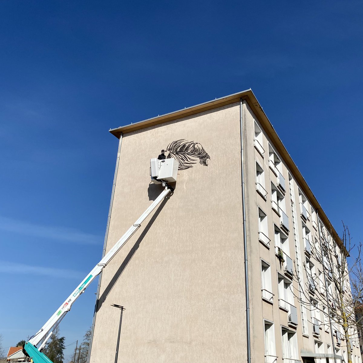 🎉 La Blaiserie à #Poitiers fête ses 40 ans ! 
Depuis lundi, @mahnkloix peint sur des façades d’immeubles des portraits d’habitants. Choisis par leurs pairs, ils ont accepté d’apparaître en très grand format !
🥳 15 portraits qui vont apparaître dans les prochaines semaines.