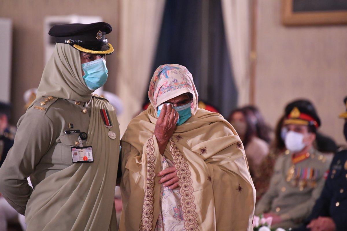 A_MateenAnsari's tweet photo. Families of martyred soldiers receive military awards by President Dr. Arif Alvi. Such an Emotional Moments to Have when you receive Awards after the Shahadat of Loved ones.
#PresidentialAwards #Pakistan https://t.co/UJRnwZ2Blr