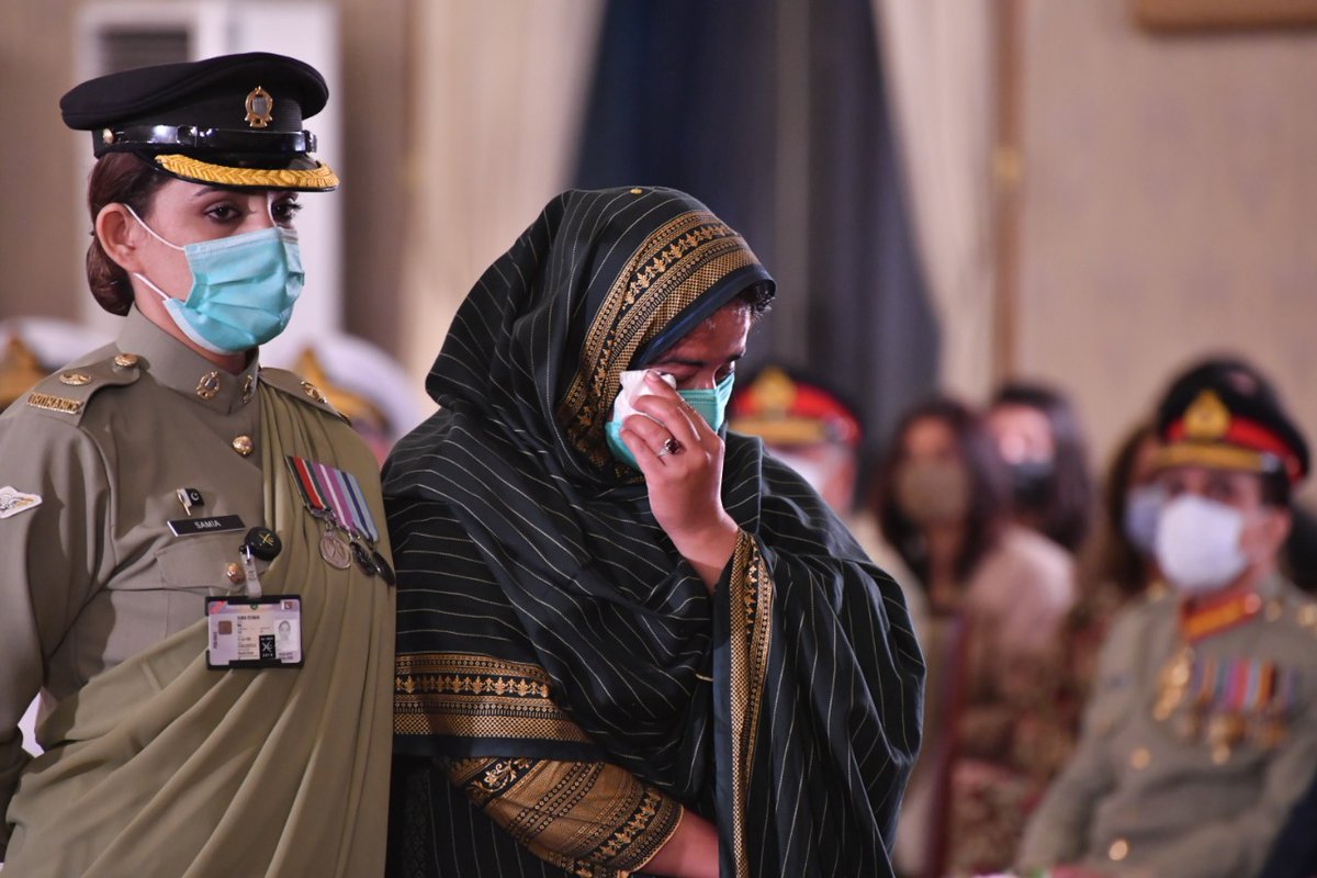 A_MateenAnsari's tweet photo. Families of martyred soldiers receive military awards by President Dr. Arif Alvi. Such an Emotional Moments to Have when you receive Awards after the Shahadat of Loved ones.
#PresidentialAwards #Pakistan https://t.co/UJRnwZ2Blr