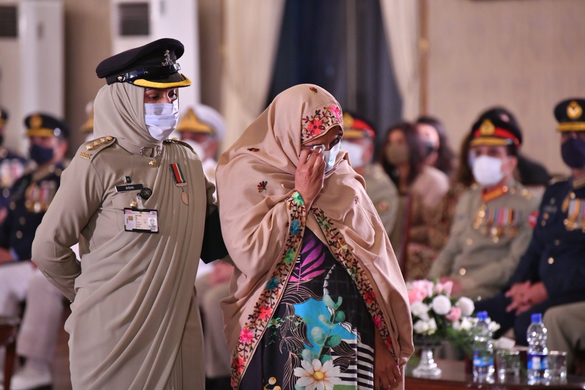 A_MateenAnsari's tweet photo. Families of martyred soldiers receive military awards by President Dr. Arif Alvi. Such an Emotional Moments to Have when you receive Awards after the Shahadat of Loved ones.
#PresidentialAwards #Pakistan https://t.co/UJRnwZ2Blr