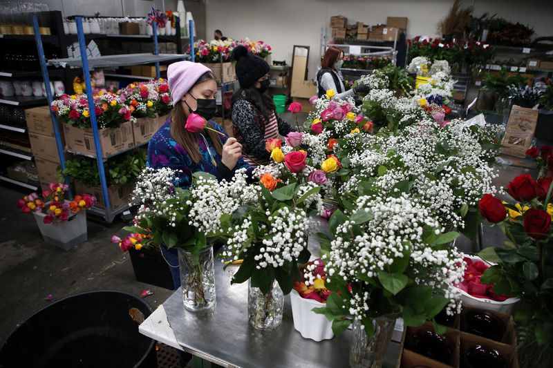 LakeviewRoscoe's tweet photo. #SaveOurStores: Ashland Addison Florist on the impact of COVID: "We've emphasized online business and we've really tried to expand our product accessibility. We've started working with delivery services like UberEats and DoorDash to send same-day delivery flowers!" https://t.co/Pm9LEk3Nel