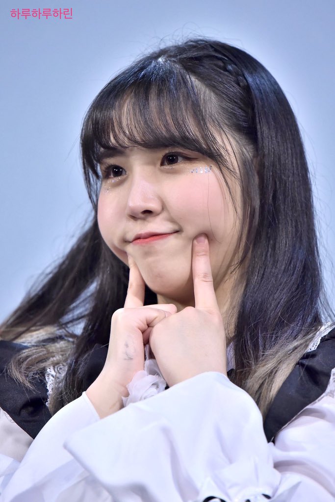harinloop's tweet photo. mochi cheeks🥺 

#HARIN #PINKFANTASY
#하린 #핑크판타지 https://t.co/3id4XMLsqn