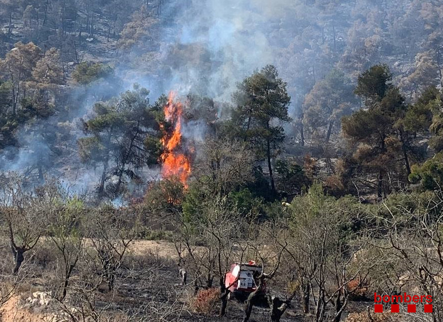 bomberscat's tweet photo. Al llarg del dia, #bomberscat hem revisat amb 3 dotacions terrestres tot el perímetre afectat per #IFSenan. Hi ha hagut una represa, que ja ha quedat totalment apagada. L'incendi, però, encara NO està pas extingit. https://t.co/igsqhBz8fX