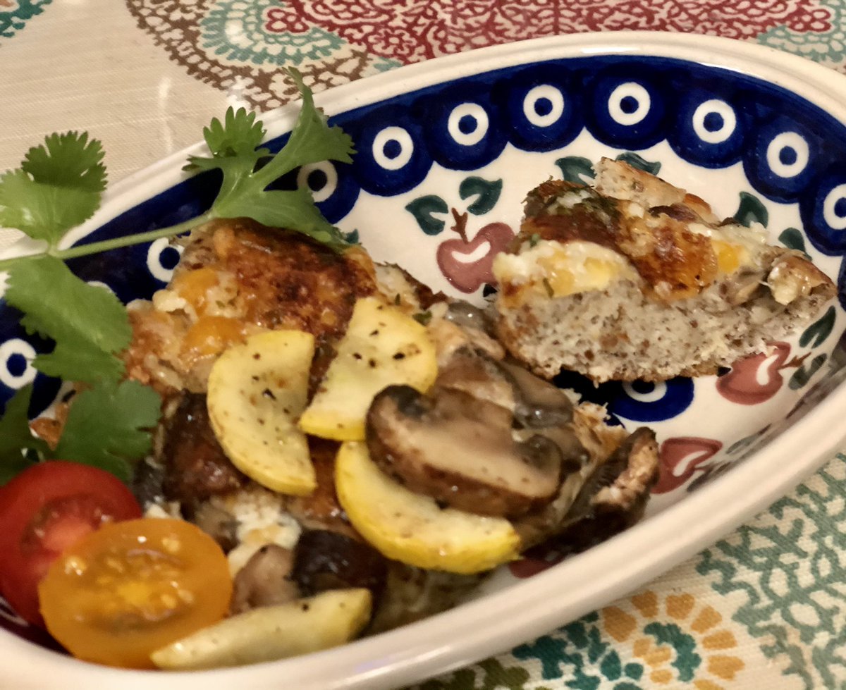 bohemian_yusagi's tweet image. Eggless Quiche.
#Vegan #Pashtida #Quiche #ヴィーガン　#Mushrooms #ビーガン#Miyokosvegancheese 
昨夜焼いておいたキノコと黄色ズッキーニのキッシュ。小さいけどかなりのボリュームランチ。🍄　😋