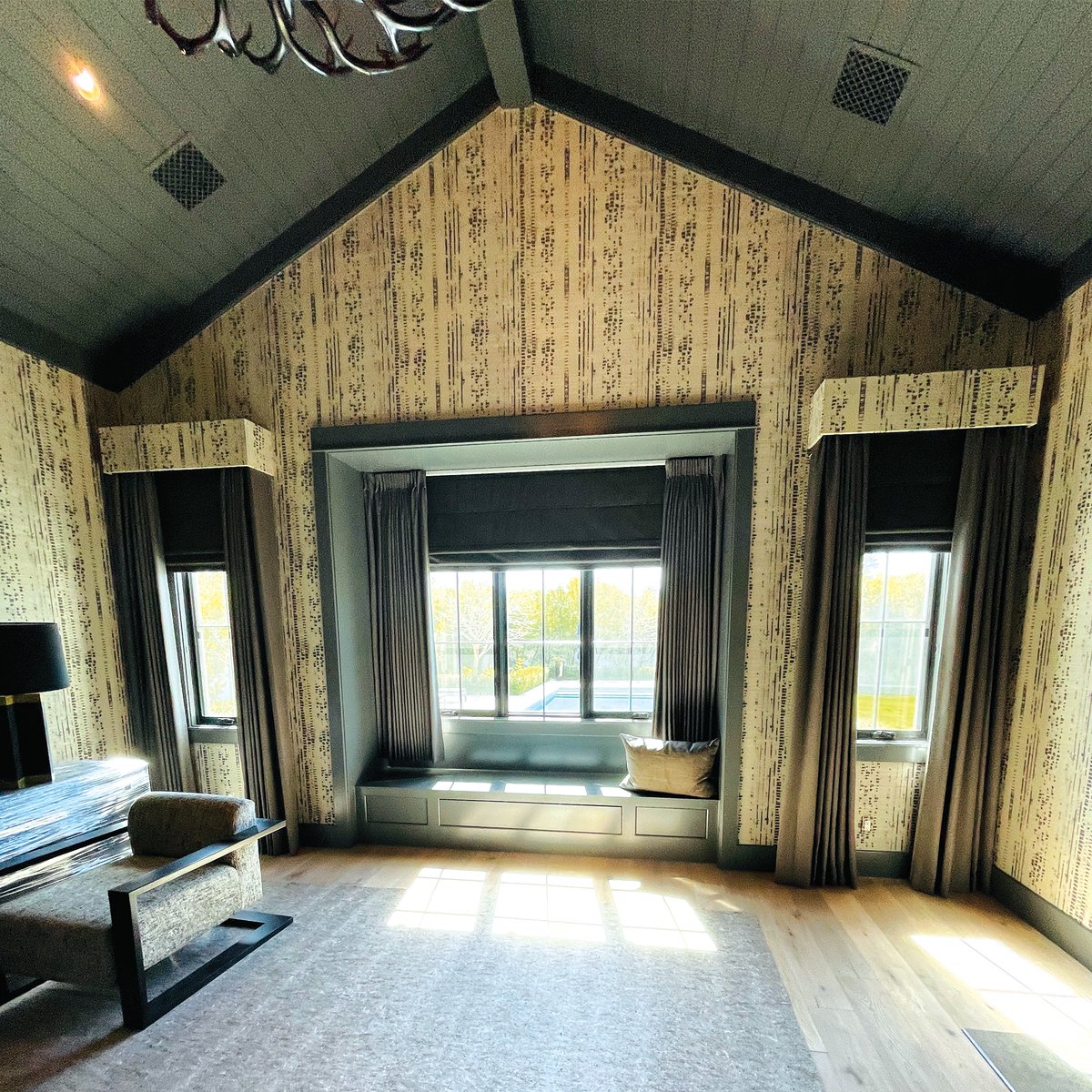 DecorTeamUS's tweet photo. Teamwork makes the dreamwork! it was amazing working on this project with the best pros:
Regal American Homes
Christina Ackerman Interiors 
Reeves Paper Hanging
🙌 👌 👍
#interiordesign #interior #homedecor #architecture #interiors #drapes #curtains #windowtreatments #textiles https://t.co/J5sh6durQA