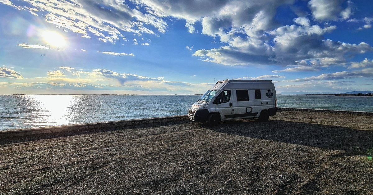 Wer in Anbetracht des momentanen Chaos an Regeln und der aktuellen Zahlen meint, die Welt retten zu können, indem er Zuhause bleibt, ist selber schuld. Grüße von der Couch!
.
.
#whatabus #nolockdown #travel #enjoy #live #fckcorona #freistattbayern #couch #vanlife #bus #sunset