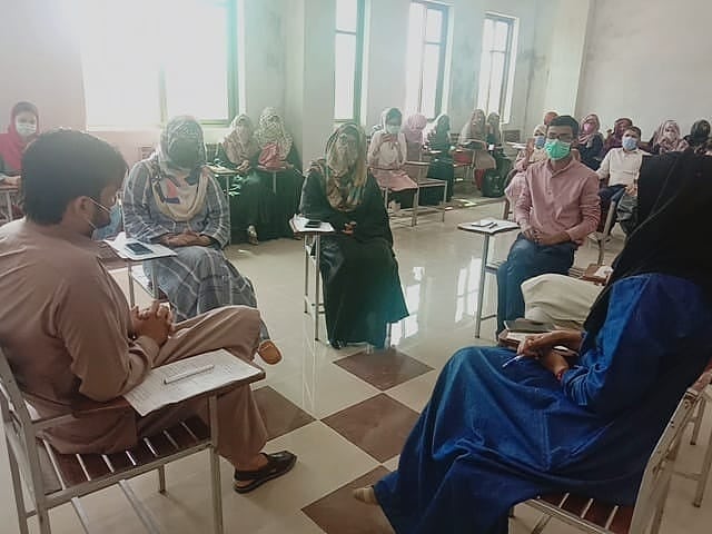 uomediaofficial's tweet photo. یونیورسٹی آف اوکاڑہ کے شعبہ ریاضی کی جانب سے کورونا وائرس سے آگاہی کے لیے طلبہ و طالبات کی معاونت سے سرگرمی کا انعقاد۔ جس میں کورونا وائرس اور عوامی رویوں کو اجاگر کرتے ہوئے انفرادی طور پر احساس ذمہ داری پر زور دیا گیا. https://t.co/ICkUGnr8r6