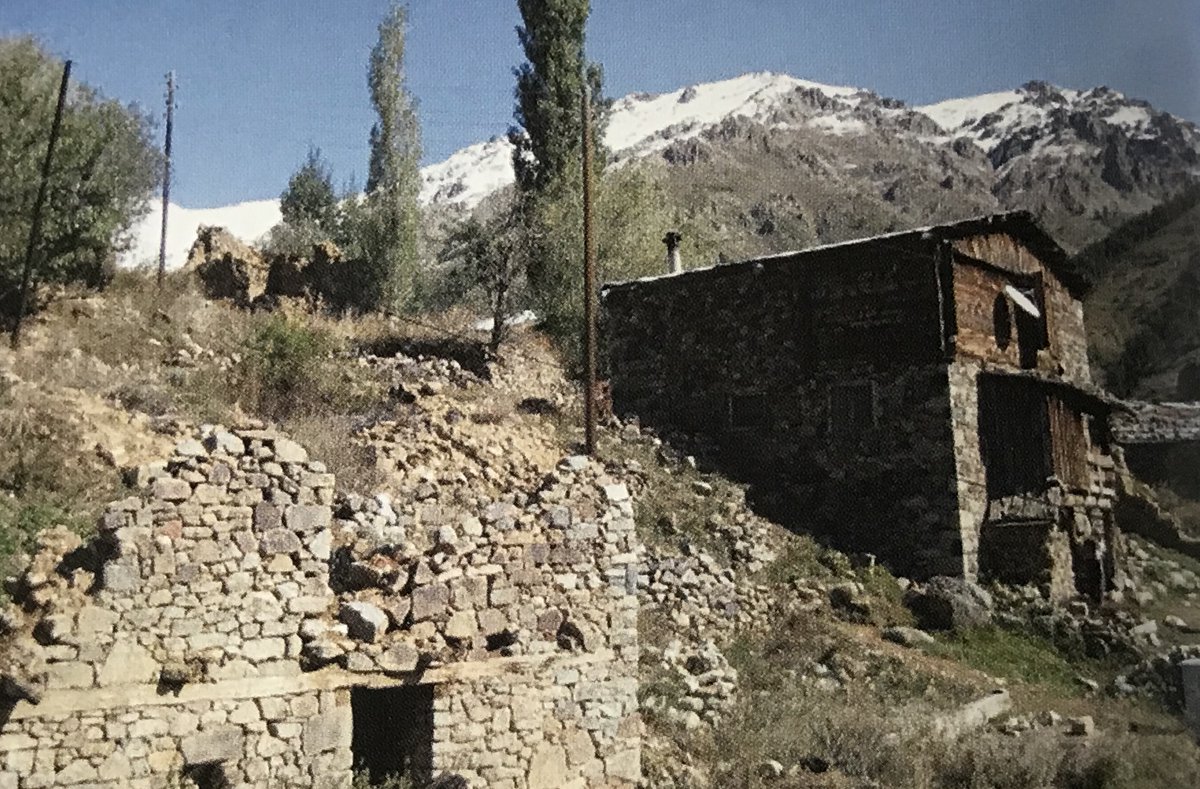 tetri_khari's tweet photo. #Yusufeli ilçesinde #Kobak diye bilinen, Türküsü de olan köy. Bugünkü adı #Yüksekoba. Burası bir #Gürcü_köyü. Kobak adının kaynağı Gürcüce "kazan" anlamındaki kvabi. Kvabiden türeyen #Kvaba zaman içinde #Kvabak, sonra Kobak olmuş. Kazan gibi yer demek...
https://t.co/WUiohXxWZP https://t.co/JVVBbutuik