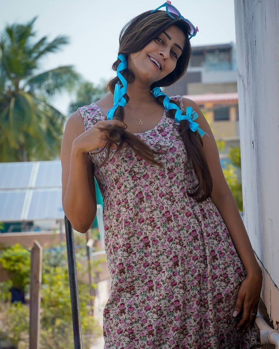 Gkuhasini's tweet photo. I’m a life-sized doll. And no, you can’t play with me😆
.
.
Photography @mickey__creations
Styling @_priyaelangovan_
.
.
@kuhasini_official_fanpage @kuhasini__army
.
.
#Kuhasini #crazygirl #crazy #prettywoman #donotmesswithme #dresses #casualphotography #nomakeup #nocosmetics https://t.co/YVkW6C7Jal