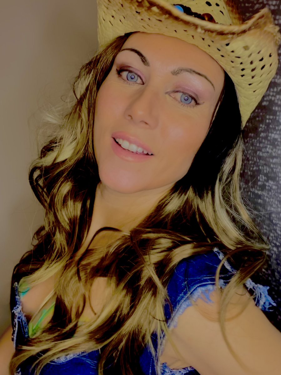 AnnaRebelRyder1's tweet photo. Howdy partners! Tonight from 920pm it’s GOLD Show time!! GMT https://t.co/PekFiixuCy @StreamateUK https://t.co/mBZOw3Zs0x