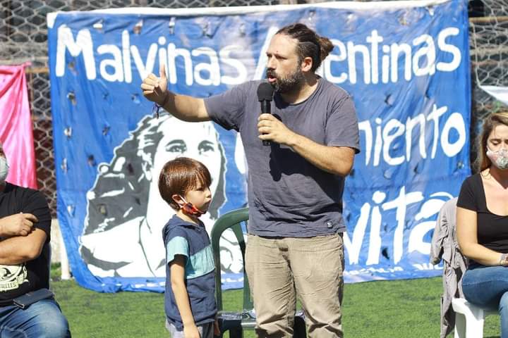 movevitama's tweet photo. En unidad el @MovimientoEvita @la_campora , @SomosbdpCaba, @CTDAnibalVeron2  y compañeros del @munimalvinas rendimos homenaje a los 30 mil compañeros detenidos desaparecidos en la dictadura.
Sabemos q la memoria es la base para iluminar el presente y contruir el futuro para todxs https://t.co/ZzNIkSaHlt