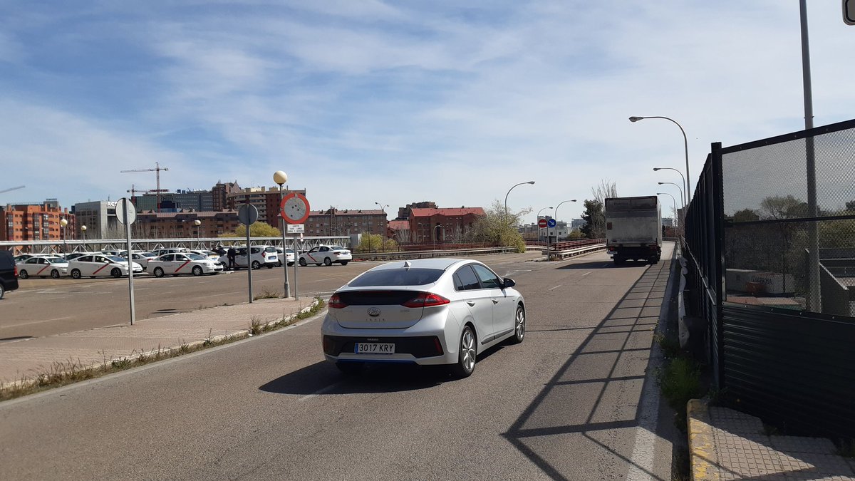 pedalibre's tweet photo. Cuando el acceso a la estación de Chamartín es ésta (foto 1,2), no nos puede extrañar el poco uso de los sistemas de estacionamiento y préstamo de bicis, aun contando con la última tecnología (foto 3,4)
@JMDChamartin 
@Adif_es 
@mitmagob 
@ComunidadMadrid 
@MADRID 
#carrilbiciya https://t.co/Qq4Cw3IFsb